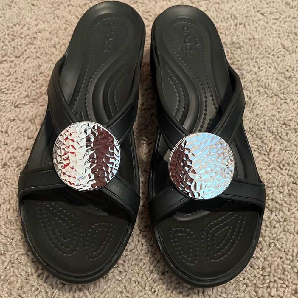 Crocs Sanrah Women's 10 Black With Silver Hammered Circle Wedge Slide Sandal